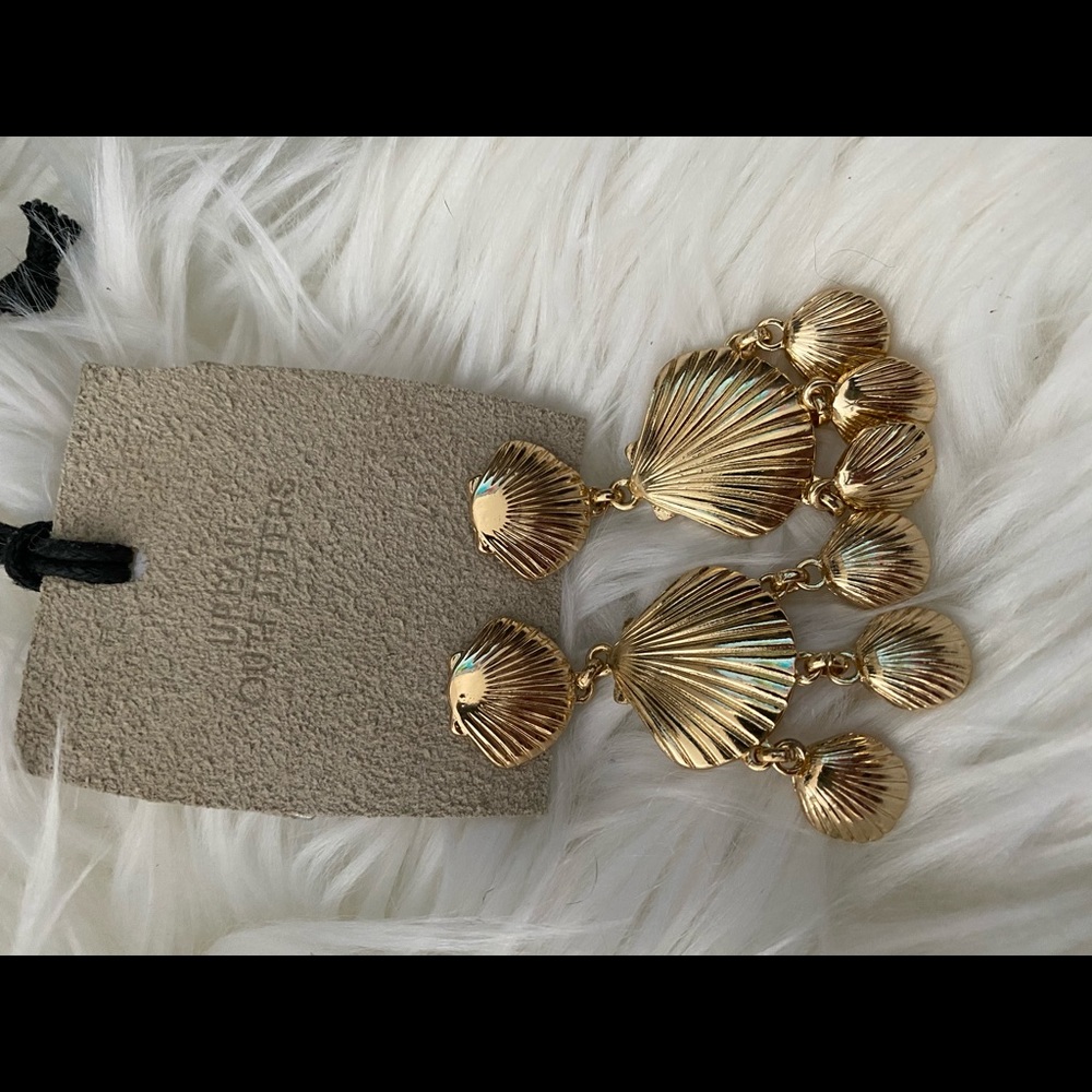 Gold seashell earrings NWT